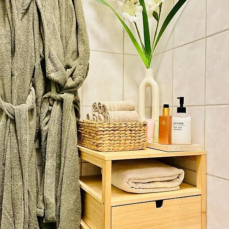 Modern Suite, Excellent Location In The Heart Of * Μπέργκεν