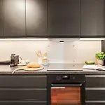 شقة Modern Suites, Excellent Location In The Heart Of