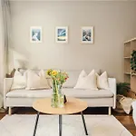 Modern Suites, Excellent Location In The Heart Of Lägenhet *